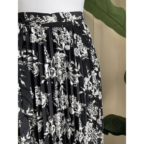 LuLaRoe Deanne Pleated Wrap Skirt Size 16/18 Black &White Floral NEW Lightweight - Picture 5 of 11
